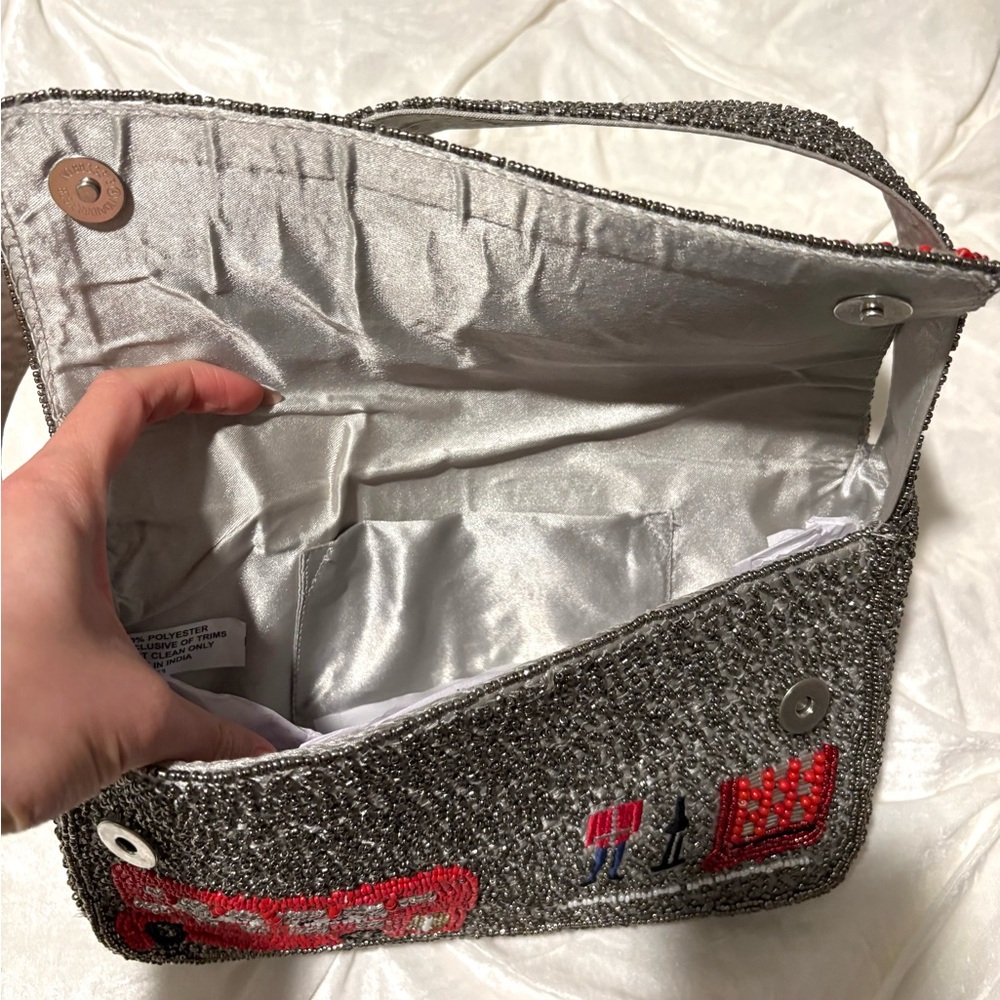 London-Inspired Beaded Handbag 🖤 - Picture 3 of 5